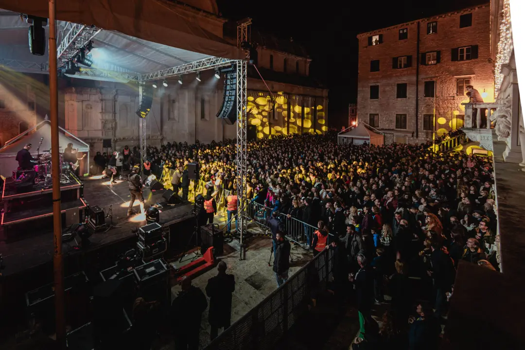 Kraljica rasplesala Šibenik: Róisín Murphy oduševila i one koji su je gledali samo na ekranu ispred Azimuta
