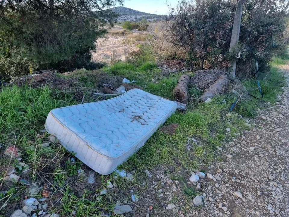 Jedni čiste, drugi zagađuju: Hrpe smeća, šute, namještaja i guma i dalje se gomilaju po šibenskim kvartovima