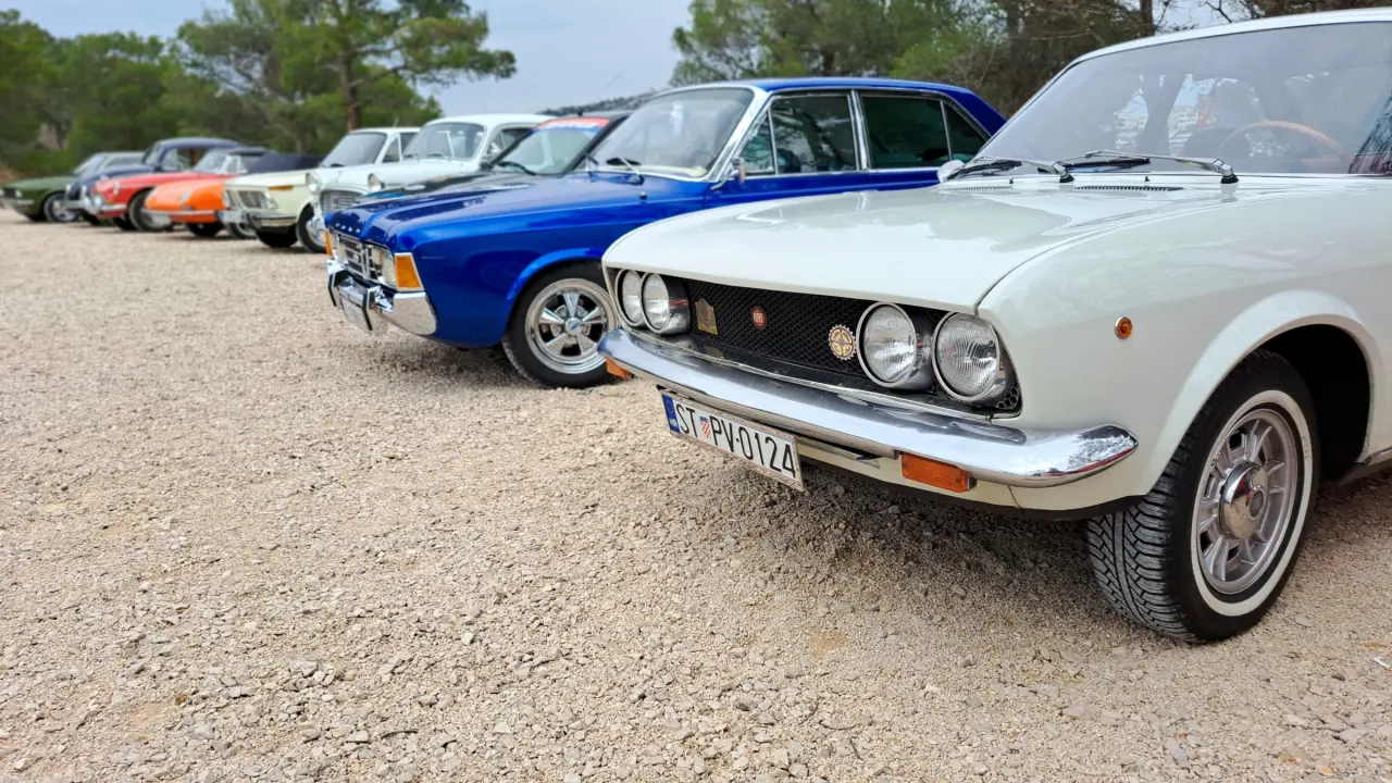 Vlasnici oldtimera iz cijele Dalmacije nedjelju proveli na druženju u Šibeniku