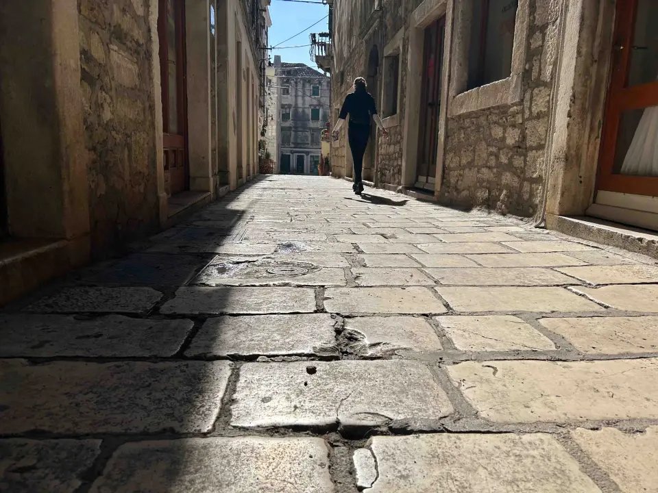 Šibenik njeguje tradiciju, barem onu srednjovjekovnu prljavih ulica!