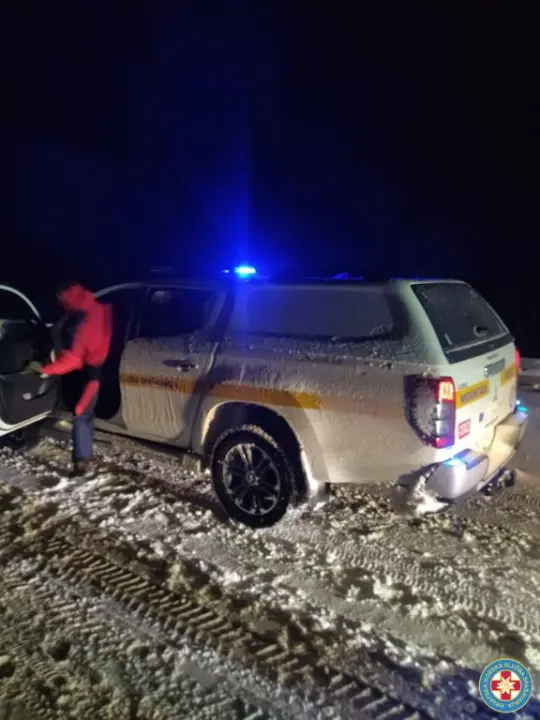 Članovi HGSS stanice Šibenik pomagali ljudima koji su ostali zameteni u snijegu