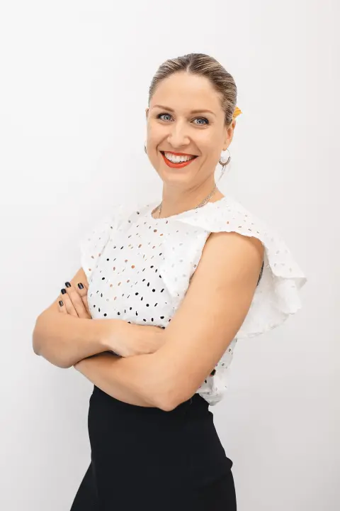 Jelena Radak časti klijentice odličnim popustima na trajnu šminku!
