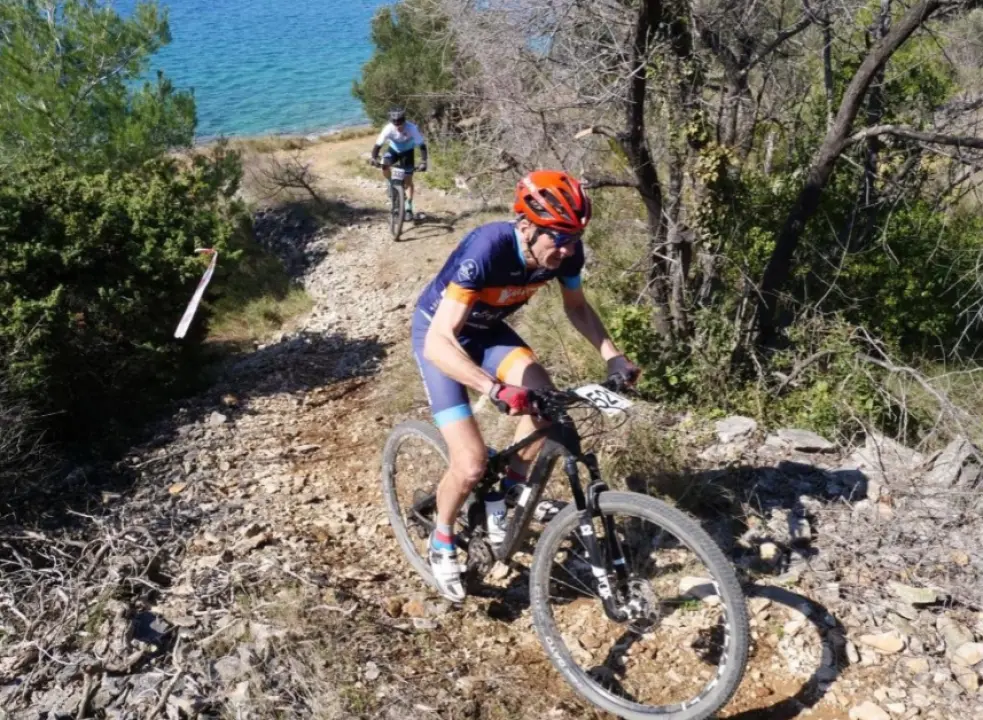 Održana prva biciklistička utrka Zimske lige Dalmacije na otoku Prviću