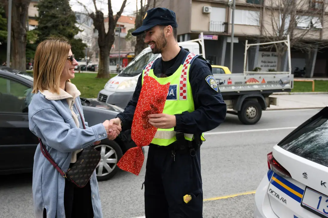 Policija na Baldekinu zaustavljala vozačice: Ne zbog kazni, već zbog cvijeća