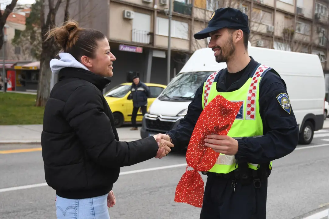 Policija na Baldekinu zaustavljala vozačice: Ne zbog kazni, već zbog cvijeća