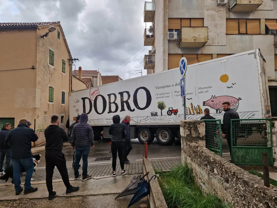 Izvučen šleper iz Težačke ulice: Nije puno okupljenih vjerovalo da se to uopće može