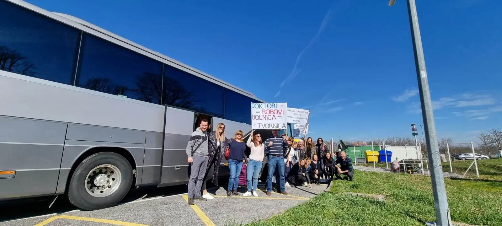 U Zagrebu prosvjedovalo 30 liječnika iz Šibenika: 'Ovo je posljednji poziv vlastima na zaokret prema zdravstvu'