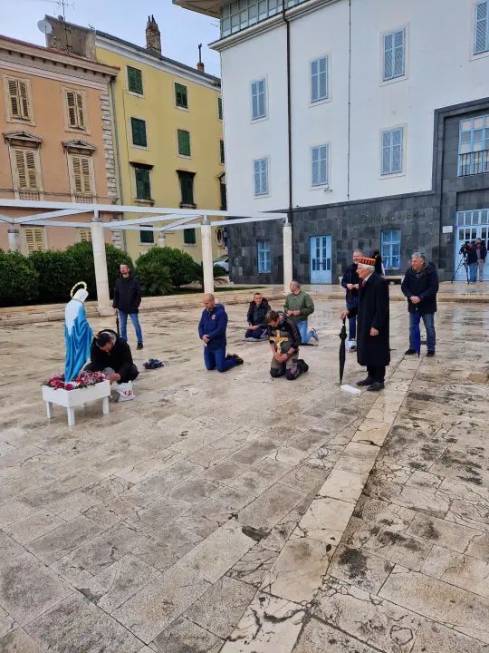 Kontraprosvjednici držali transparent 'Sloboda narodu', molitelji se pojačali 'vodičkim umjetnikom' Matešom 
