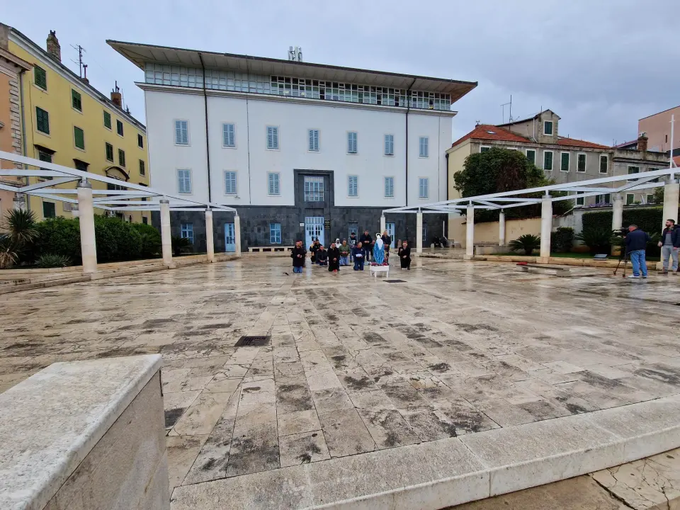 Kontraprosvjednici držali transparent 'Sloboda narodu', molitelji se pojačali 'vodičkim umjetnikom' Matešom 