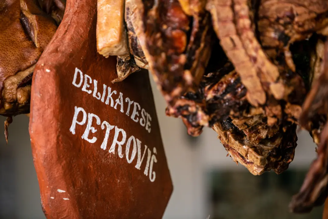Delikatese Petrović sa šibenske pijace počastit će za Uskrs jednog čitatelja s platom za četiri osobe