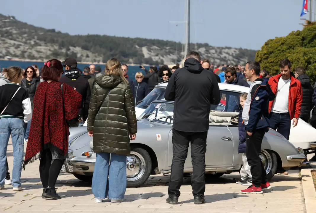 Riva puna oldtimera oduševila Šibenčane
