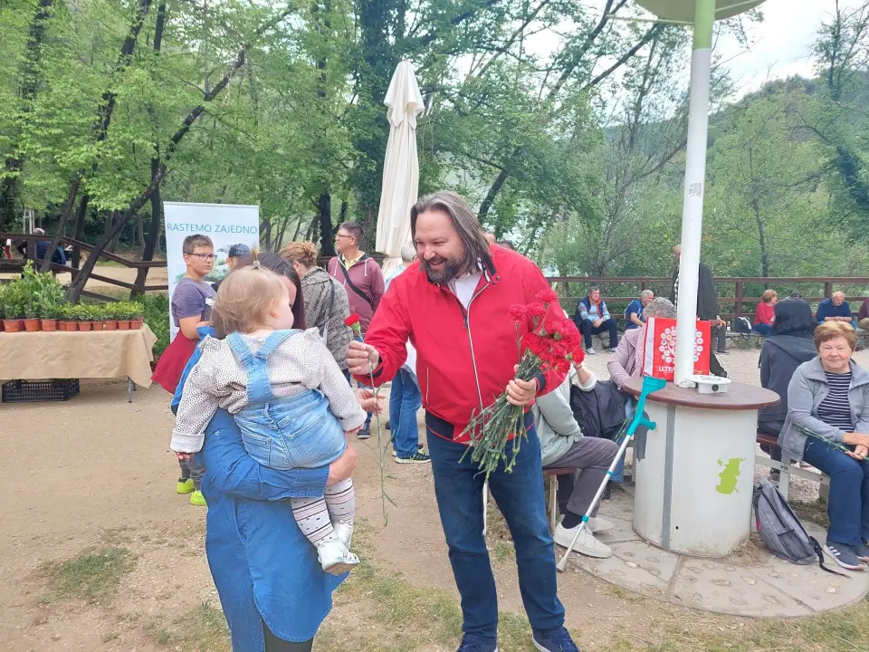 SDP-ovci na Praznik rada dijelili karanfile posjetiteljima na Skradinskom buku: 'Radnička prava ujedno su i ljudska prava' 