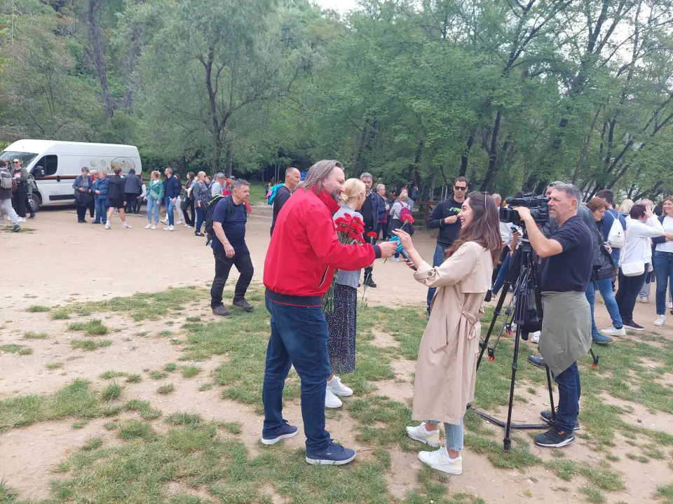 SDP-ovci na Praznik rada dijelili karanfile posjetiteljima na Skradinskom buku: 'Radnička prava ujedno su i ljudska prava' 