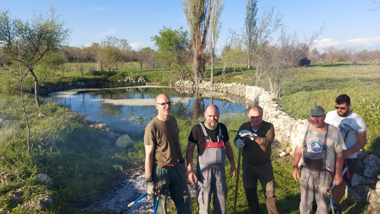 Lovci LD Krka obnovili lokvu u neposrednoj blizini granice s parkom u Lozovcu