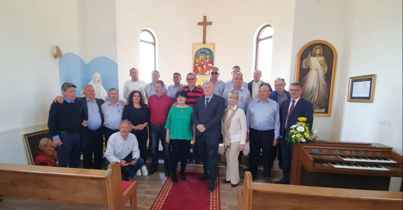 Vukšićki bećari donirali kameni križ, krstionicu i benkovački kamen za novu crkvu u Baranji