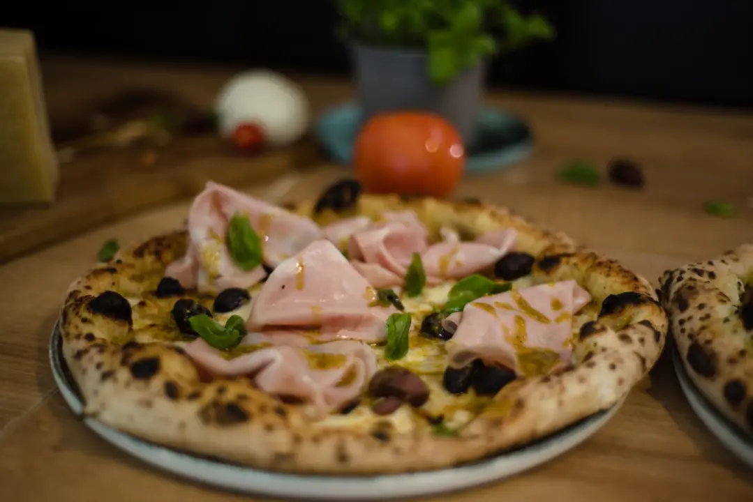 Počastite se vrhunskom pizzom i burgerima iz Victorije! 