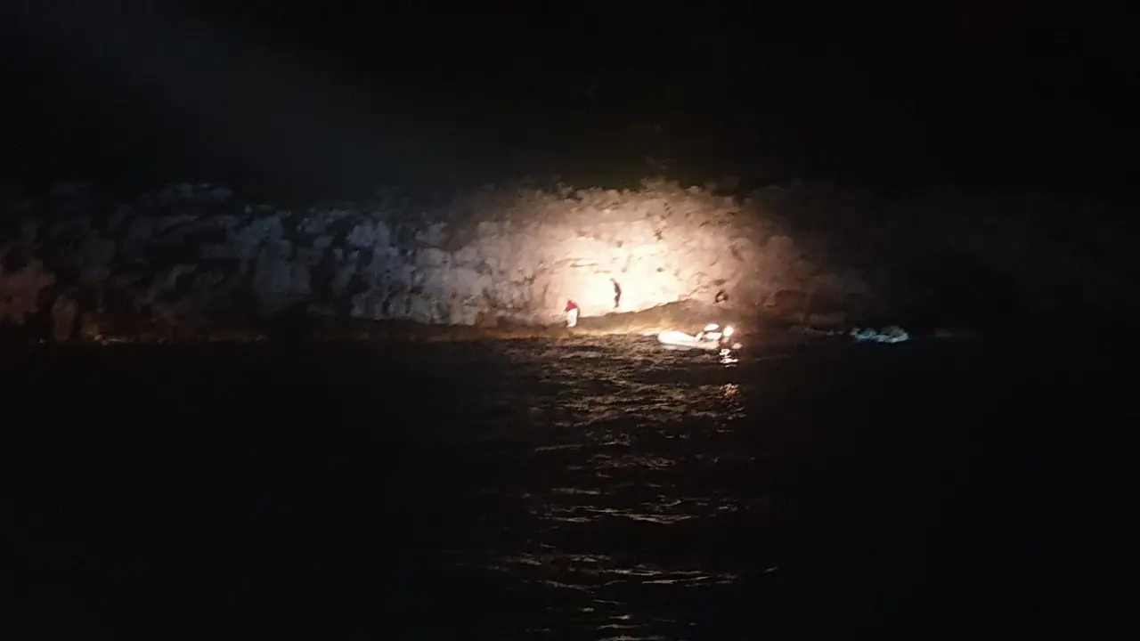 Koćarica se nasukala na hrid pa potonula u Zlarinskom kanalu: Posada prošla bez ozljeda 