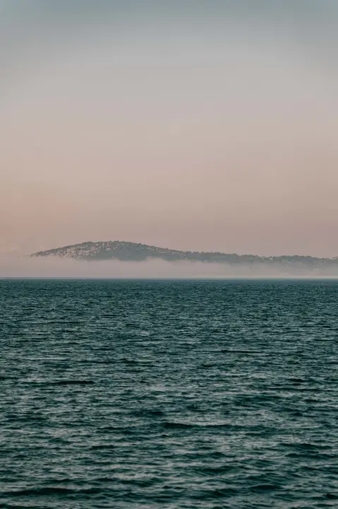 Nestvarni prizori s Tijata: Obonjan i Zmajan ‘lebde’ nad morem prekrivenim maglom