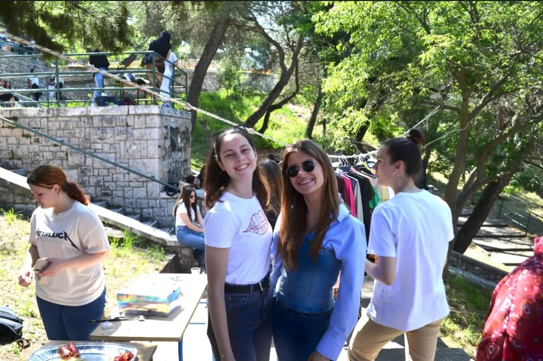 Gimnazijalci organizirali humanitarni buvljak, prikupljena sredstva namijenili Dolores Buri