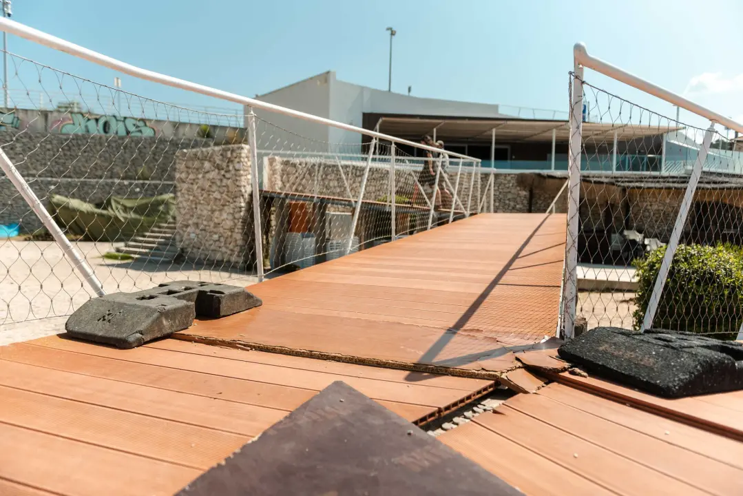 Polomljene daske i puknuta žica: Plaža Banj nije spremna za sezonu, iz Grada obećavaju da će za pet-šest dana sve ušminkati 