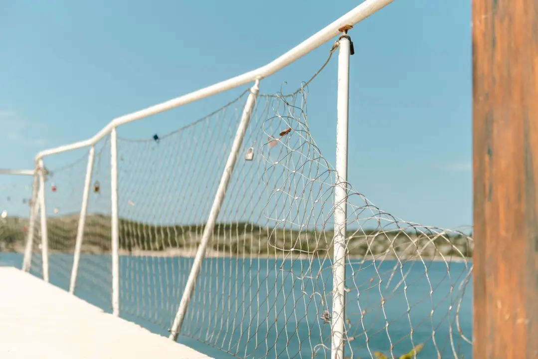 Polomljene daske i puknuta žica: Plaža Banj nije spremna za sezonu, iz Grada obećavaju da će za pet-šest dana sve ušminkati 