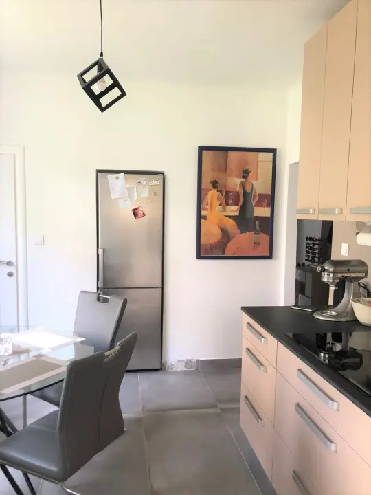 Prodaje se prekrasan kompletno renoviran stan na odličnoj lokaciji s pogledom na more!
