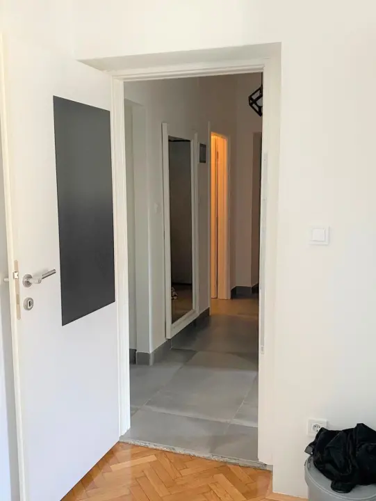 Prodaje se prekrasan kompletno renoviran stan na odličnoj lokaciji s pogledom na more!