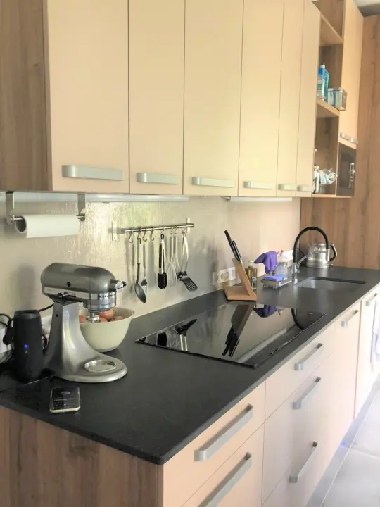 Prodaje se prekrasan kompletno renoviran stan na odličnoj lokaciji s pogledom na more!