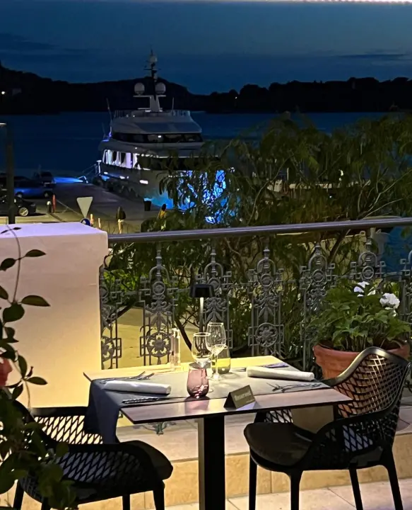 Uživajte u ljetnoj terasi Le Jardina uz vrhunsku hranu i najljepši pogled! 