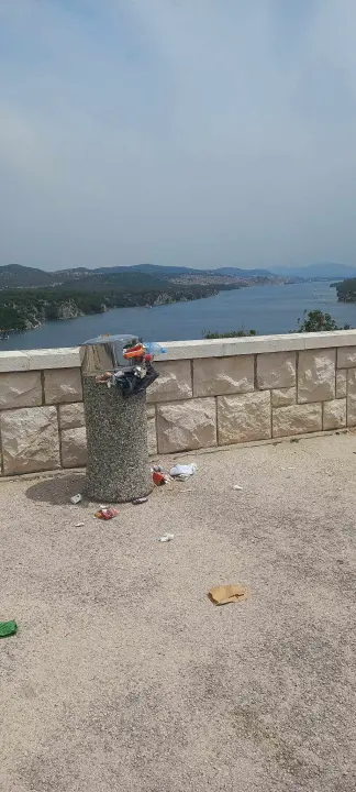 Uz prepune kante smeća, sa Šibenskog mosta pruža se prekrasna panorama Šibenika