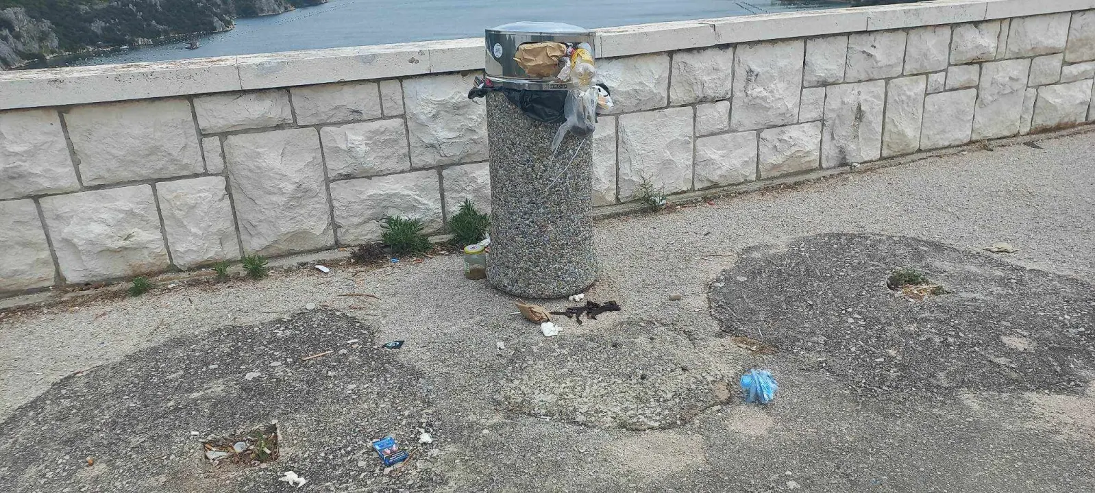 Uz prepune kante smeća, sa Šibenskog mosta pruža se prekrasna panorama Šibenika