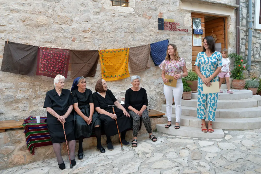 U Betini otvorena izložba 'Modrave - putevima težaka'