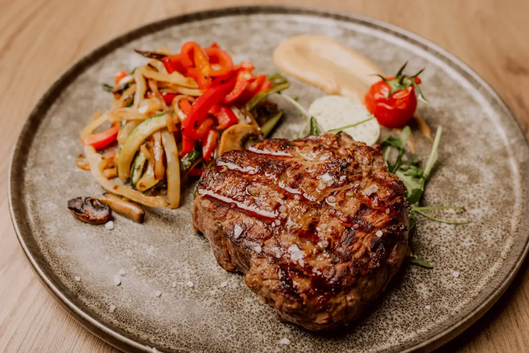'Kod Starog' oduševite svoje nepce savršeno pripremljenim steakovima od Charolais govedine! 