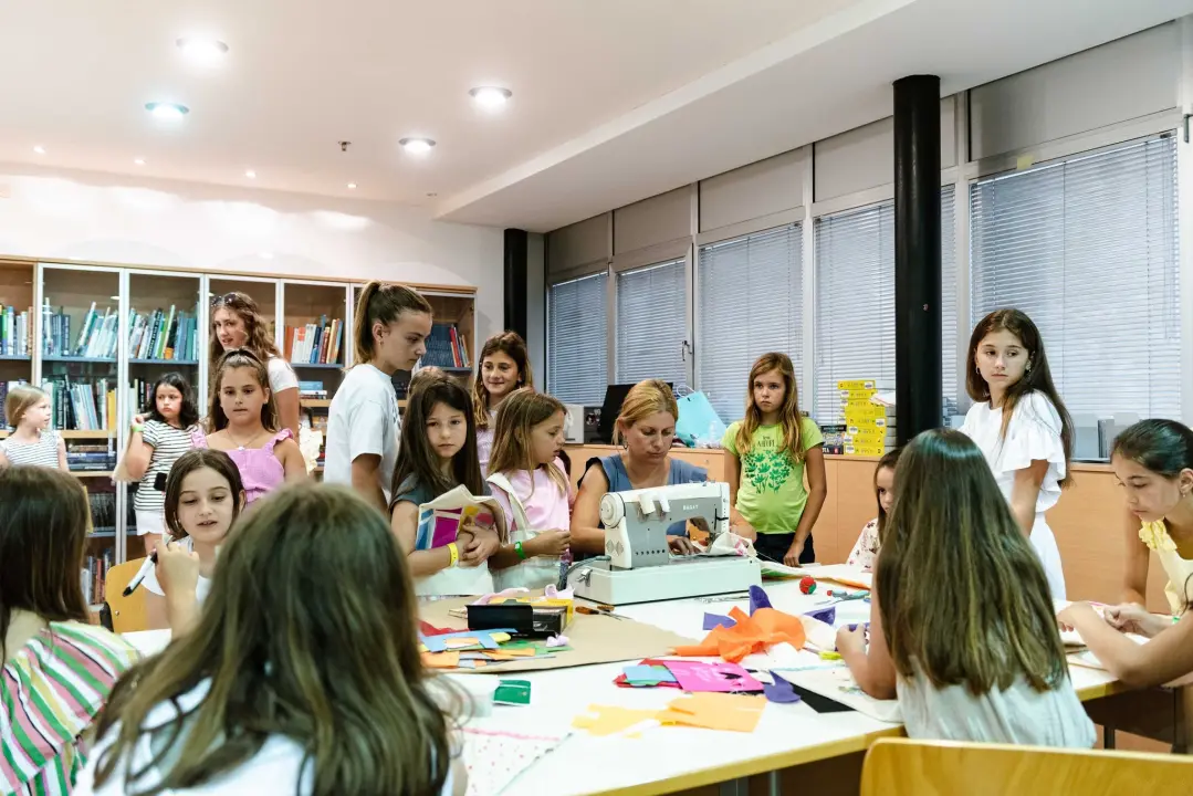 Radionica šivanja u Šibeniku pravi je hit među djecom, a neki su se zbog nje dizali u 5 sati