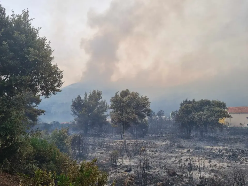 Objekti nisu ugroženi, vatrogasci ostaju na terenu cijelu noć