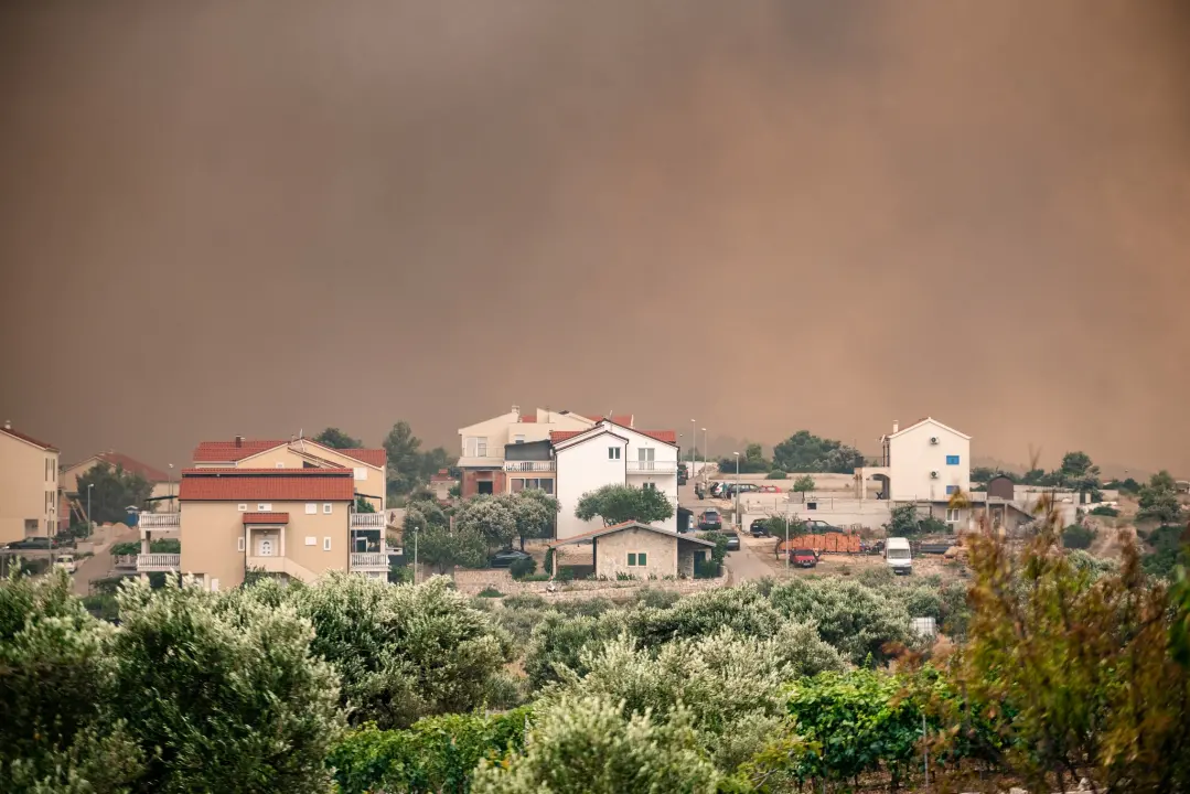 FOTOGALERIJA: Vatrogasci i stanovnici bore se s požarom u Grebaštici