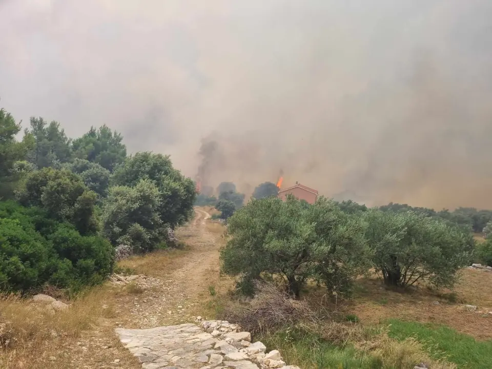 FOTOGALERIJA iz središta požara: Grčevita borba protiv vatre i vjetra