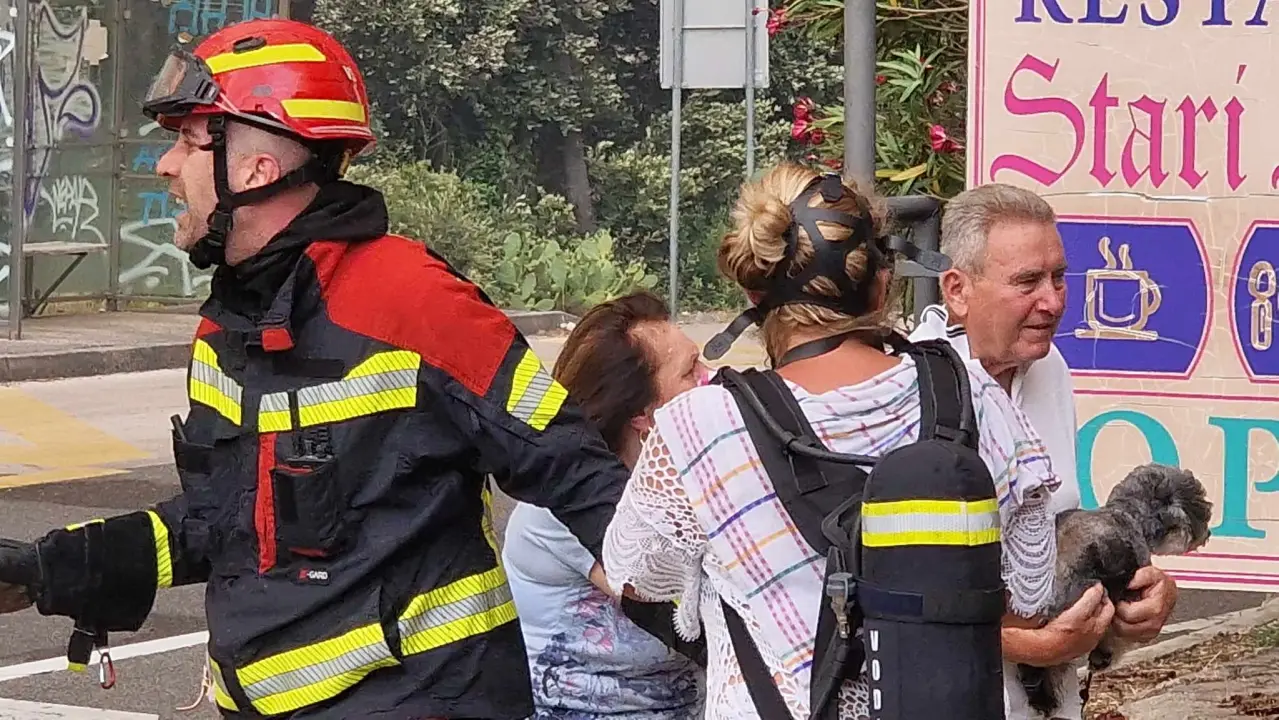 FOTOGALERIJA iz središta požara: Grčevita borba protiv vatre i vjetra