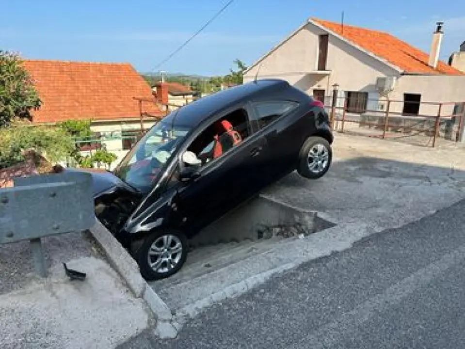 Automobil u Crnici sletio s ceste, vozač prevezen u bolnicu