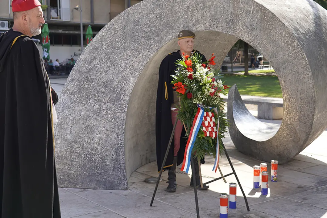 Položeni vijenci i zapaljene svijeće na Kvanju i Baldekinu
