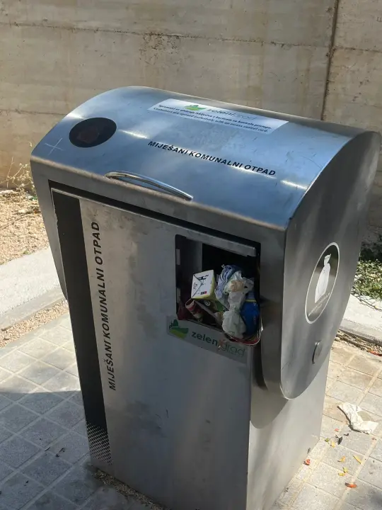 Novi dan, novo smeće, novi razvaljeni kontejneri: ‘Navikla sam da je kvart gadan, neka onda bude jeftin’