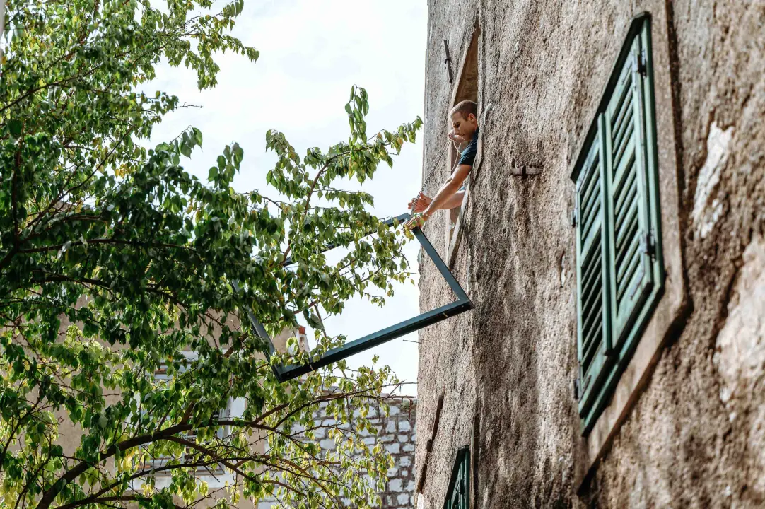Jugo bacilo grilju na terasu restorana na Gorici, štok vatrogasci skinuli sa stabla