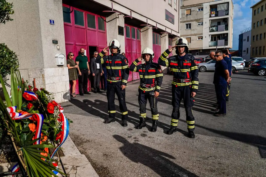 U Šibeniku položeni vijenci za poginule vatrogasce