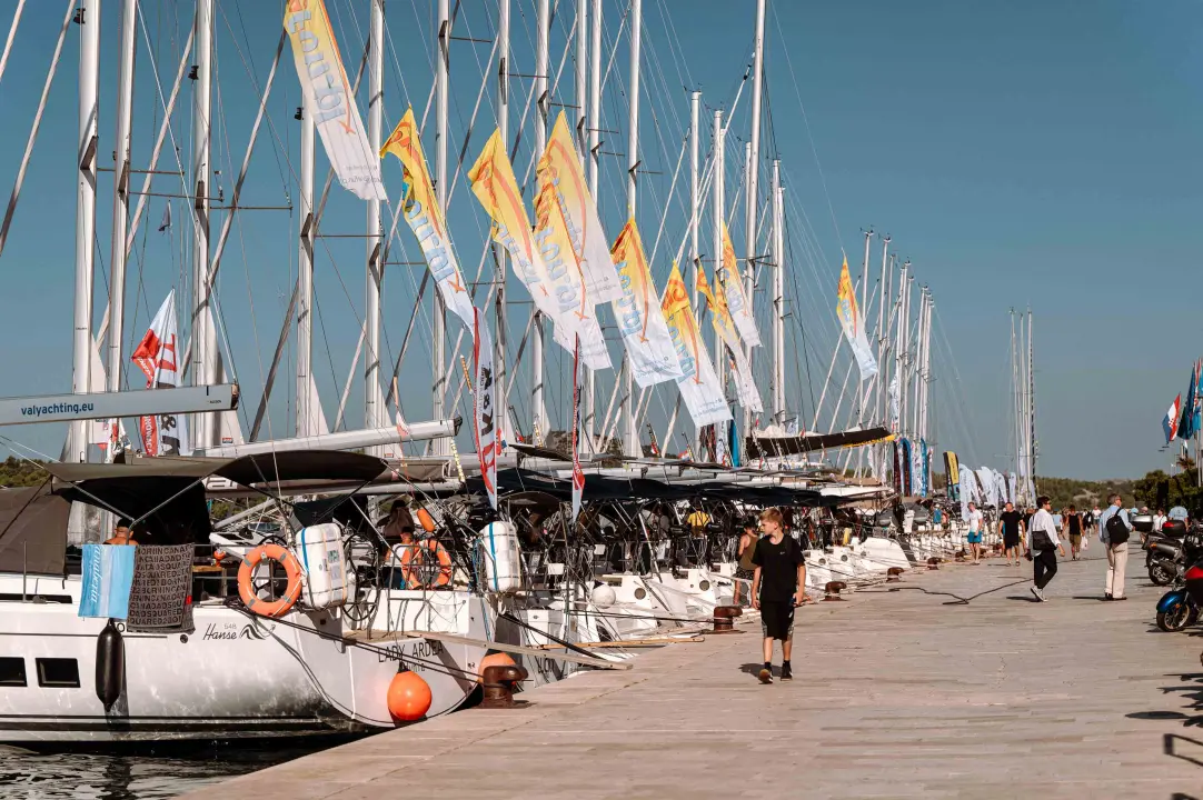 Riva puna jedrilica kao usred sezone, ali bez slaloma između turista ako prošetate