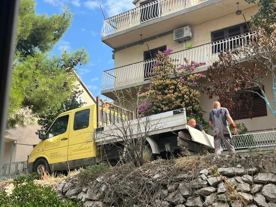 Komunalni (ne)red: Grad odlučio postaviti kamene blokove, građani ih spriječili, intervenirala i policija!  