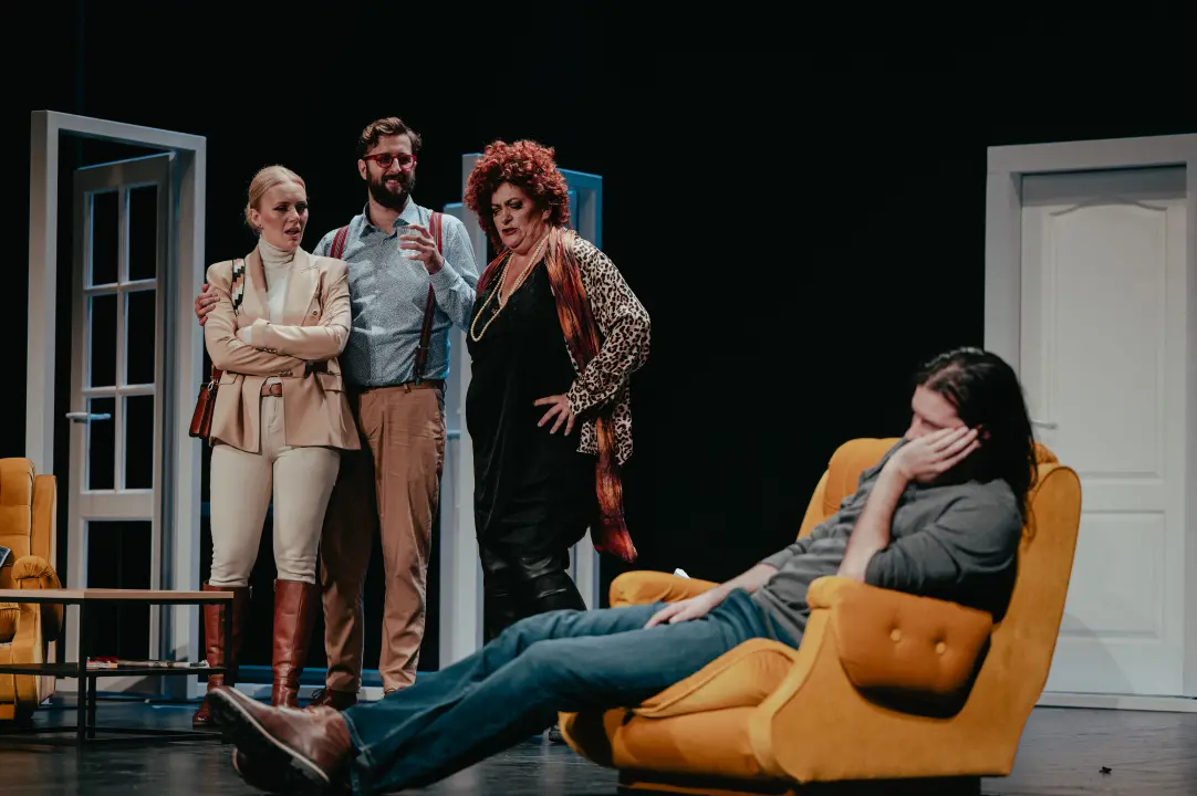 Dođi gola na večeru: Nova predstava šibenskog kazališta humorom šamara gledatelje!