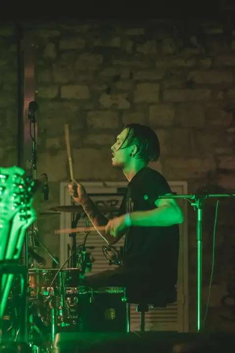 Dino Jelusić zatvorio ‘Bablje ljeto’ u Šibeniku, pogledajte atmosferu s koncerta
