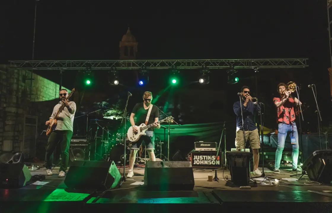 Dino Jelusić zatvorio ‘Bablje ljeto’ u Šibeniku, pogledajte atmosferu s koncerta