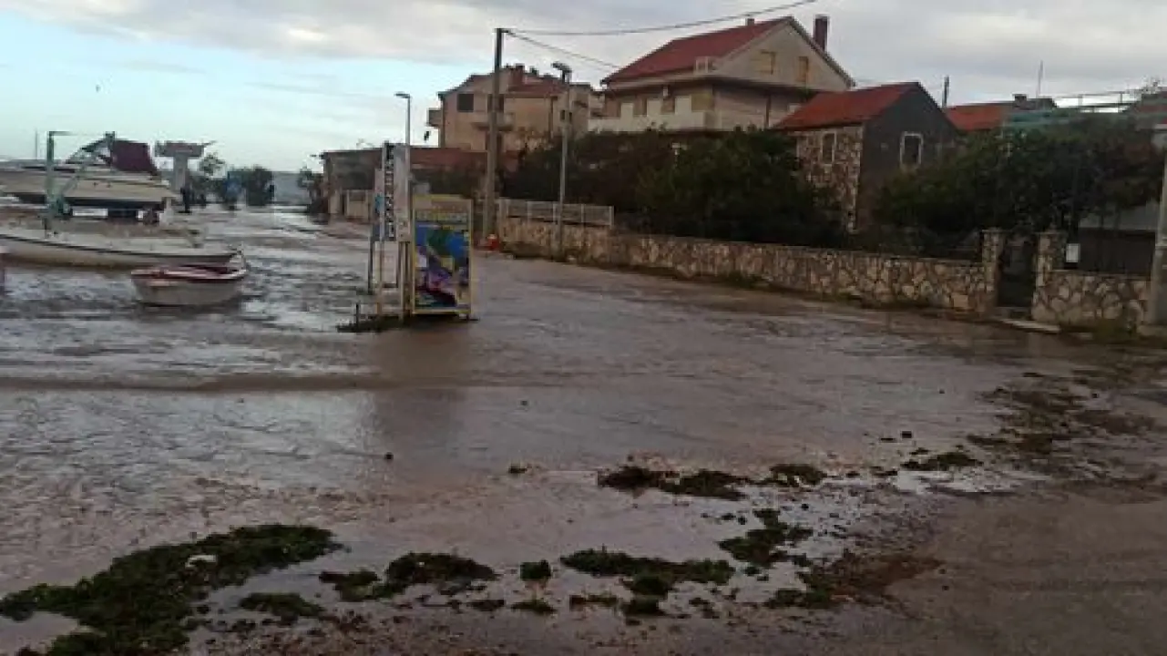 Posljedice olujnog nevremena: U Šibeniku su jugo i plima poplavili Jadriju i Brodaricu 