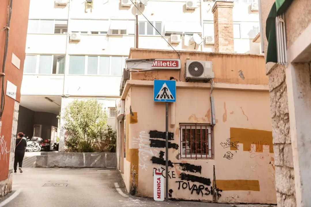 Izvučen kamion koji je zapeo u ulici iza Fine: Oštetio reklame i fasade